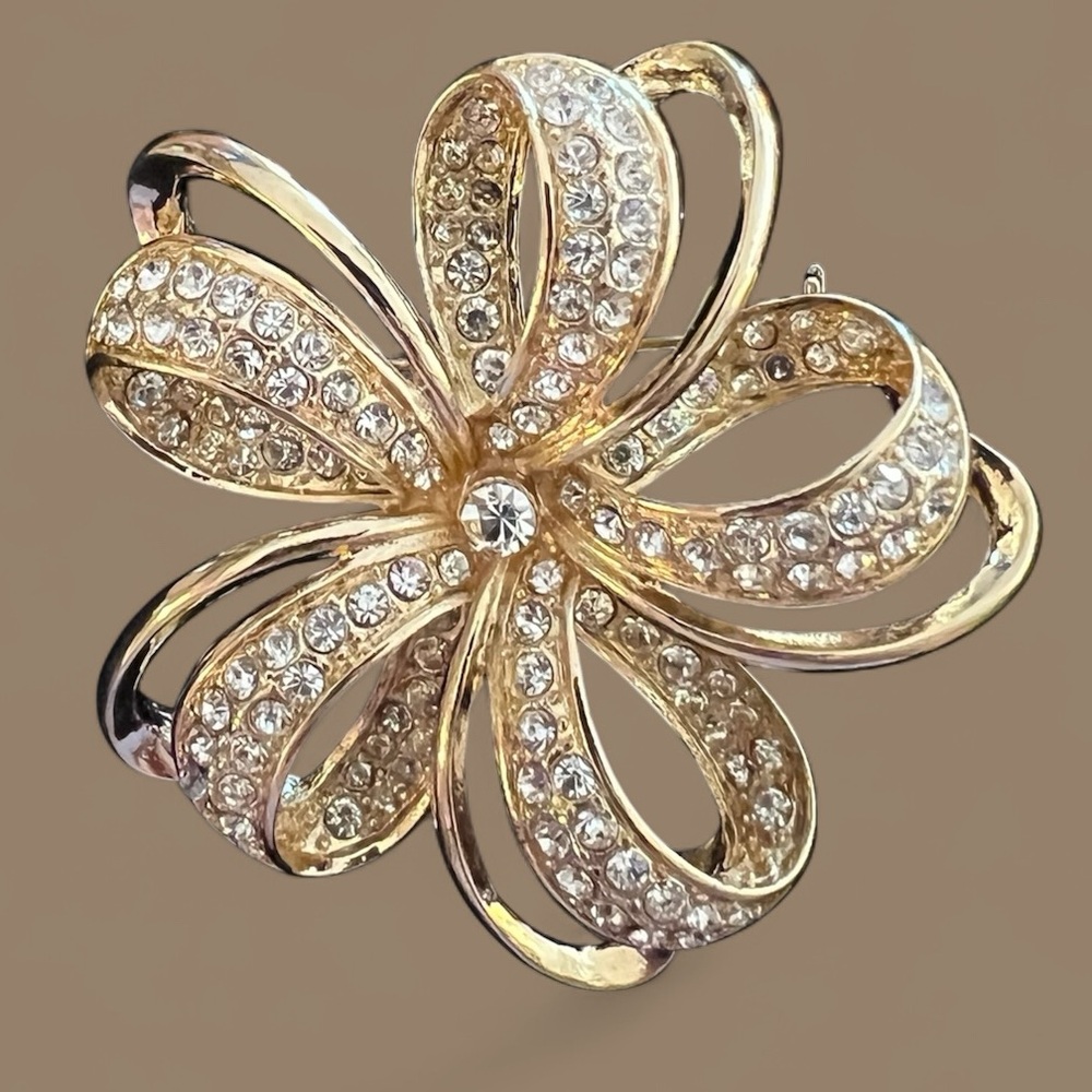 EUC~ Vintage Monet Rhinestone Flower Brooch Gold tone